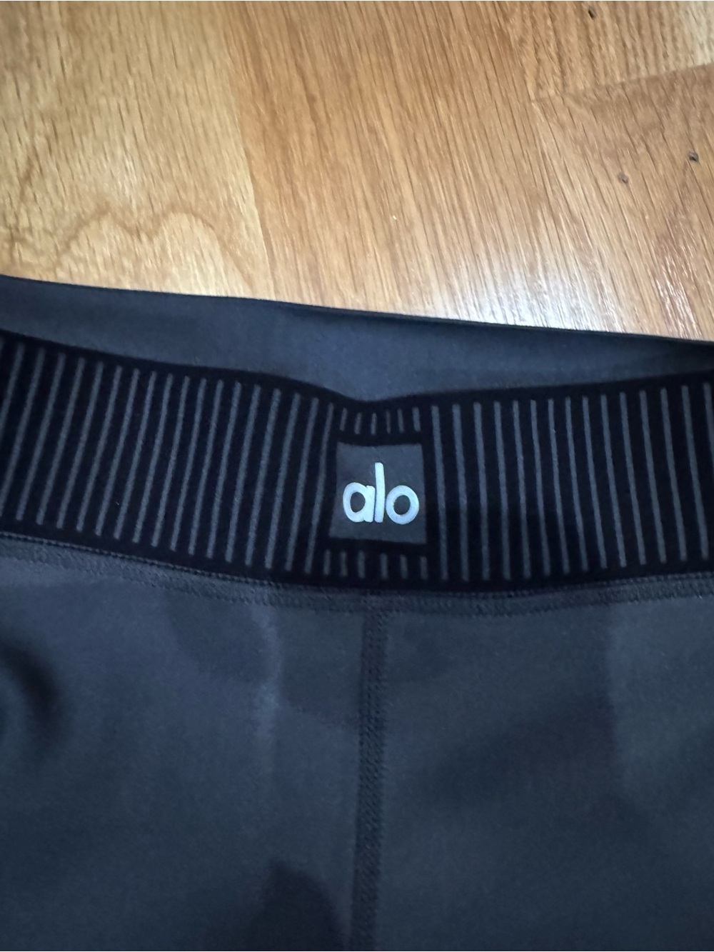 ALO Yoga Women’s Black Tech leggings with Ribbed Waist - Picture 2 of 6